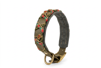 Aufrechtes Noel-Halsband mit weißem Hintergrund im Querformat