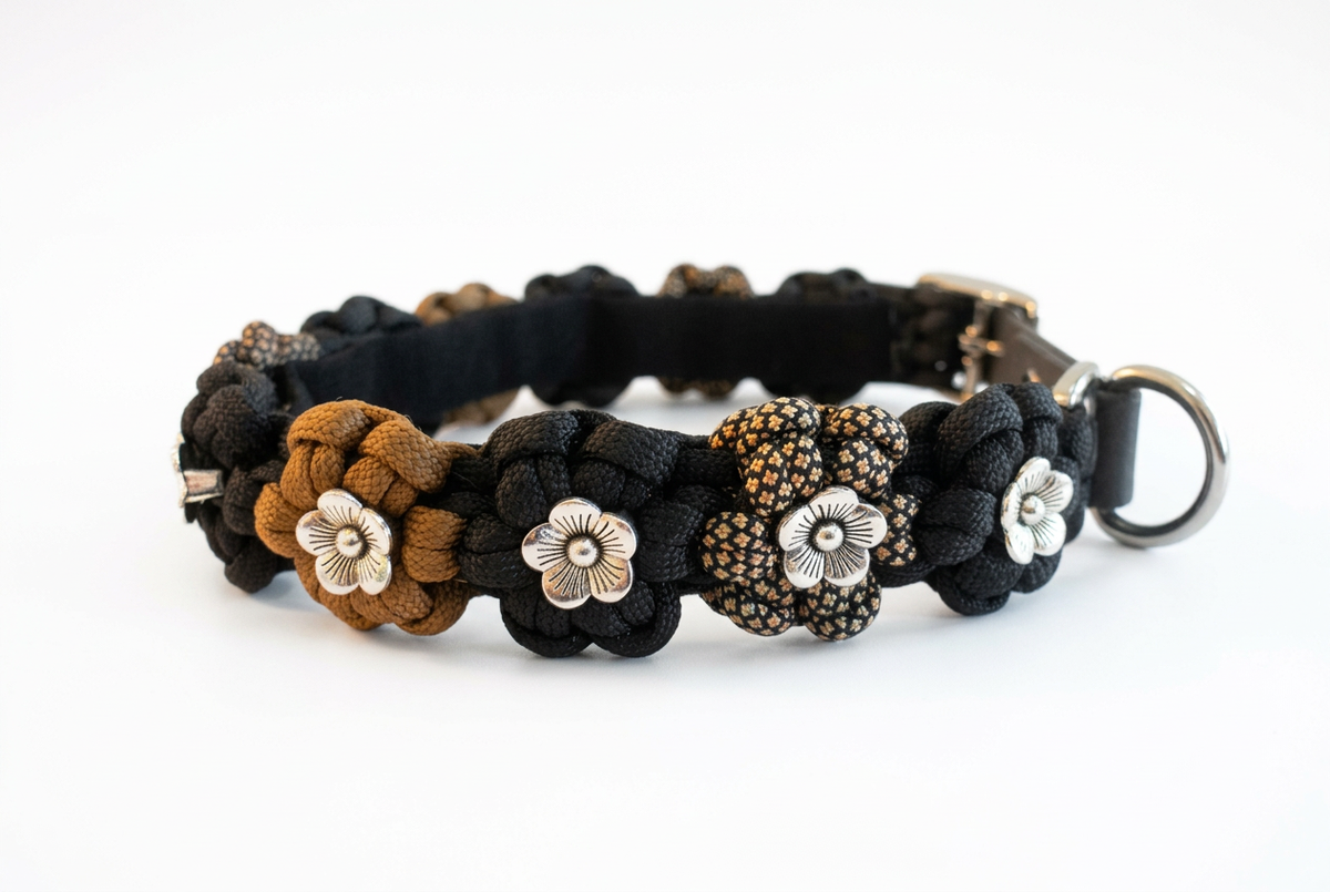 Halsband mit Blütendetails, mittig auf weißem Hintergrund