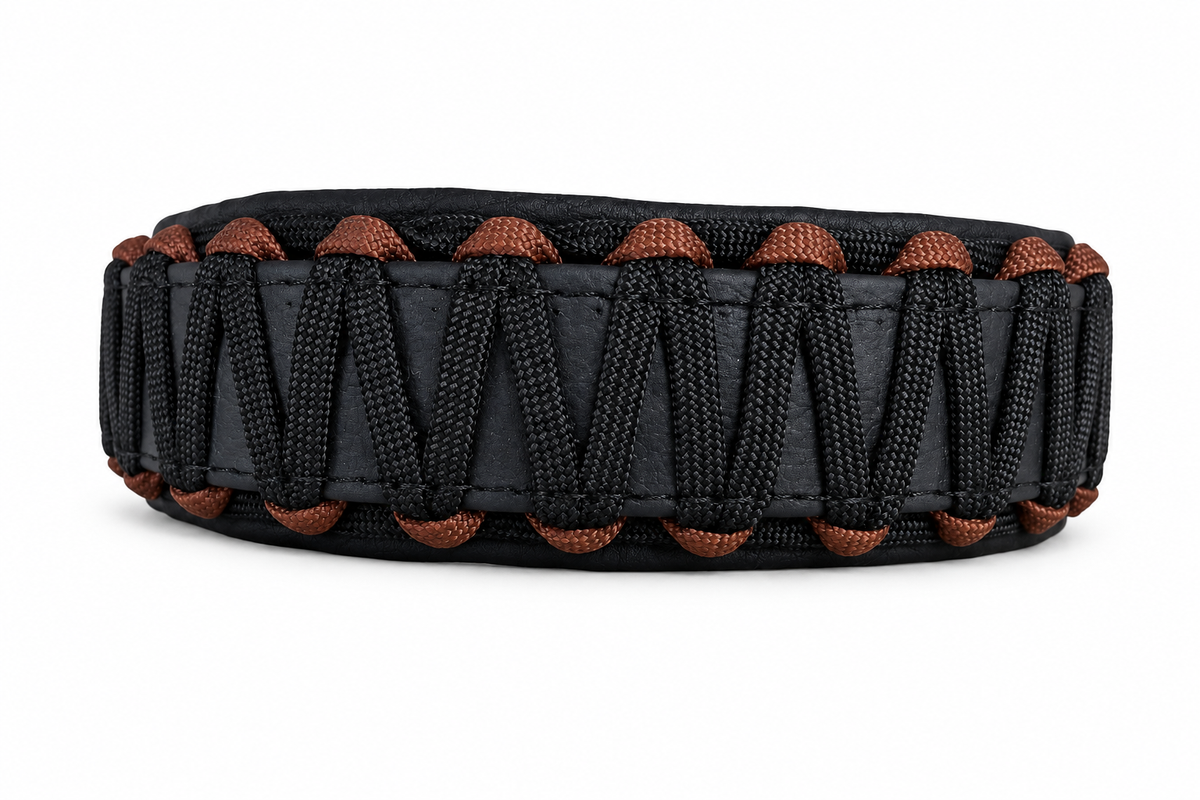 Halsband Schwarz-Choclatbraun auf weißem Hintergrund